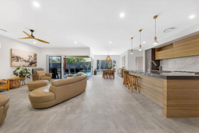 Pet friendly Holiday home with pool on Alex